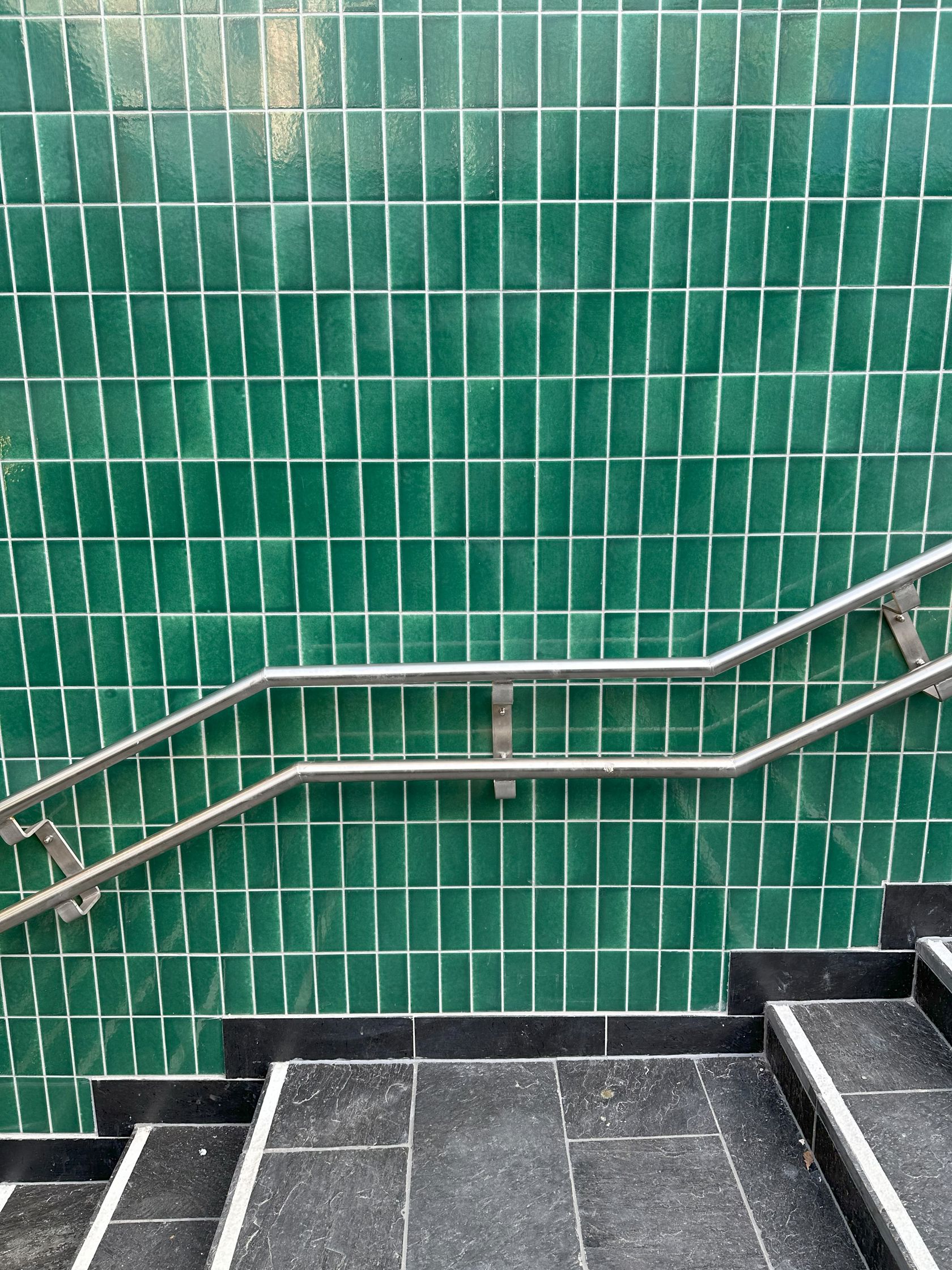 Bildet viser nye grønne fliser i trappen til adkomsten ned fra Oslo City