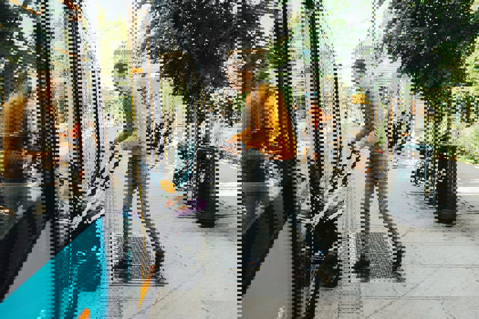 Lavgulv i alle trikker gjør det enkelt for de på hjul og trille rett inn. Foto: Sporveien