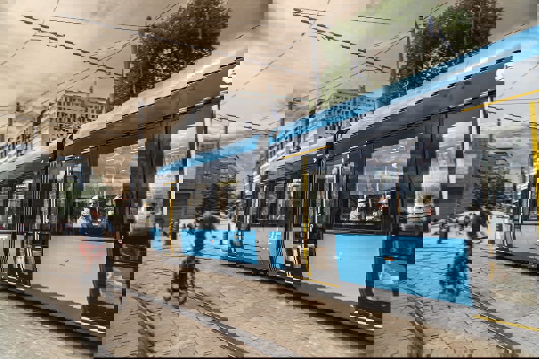 Bilde av en av Oslos nye trikker på Rådhusplassen. Foto: Sporveien