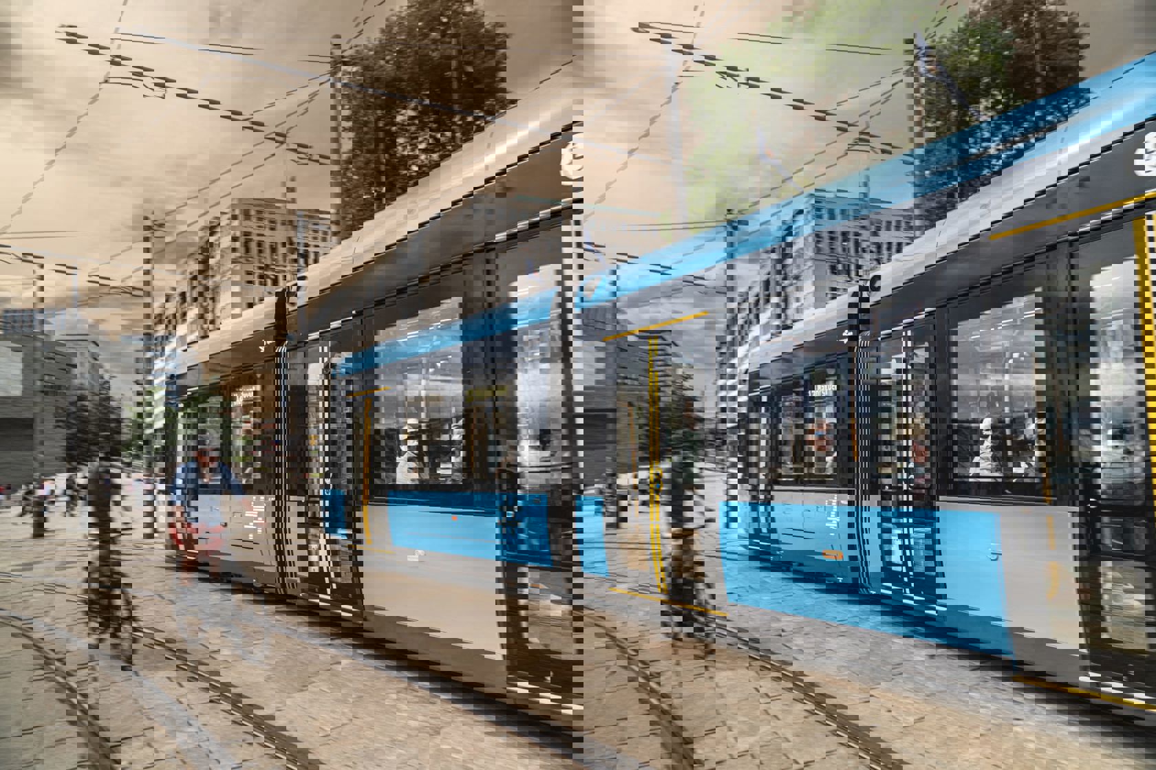 Bilde av en av Oslos nye trikker på Rådhusplassen. Foto: Sporveien