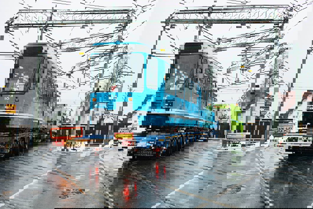 Blir nye råvarer: Tirsdag forlot vogn 104 trikkebasen til Sporveien på Holtet i Oslo. Ferden gikk til Fredrikstad der trikkene blir demontert. Noen av delene blir smeltet om til nye vedovner. Foto: Alf Simensen NTB / kommunikasjon