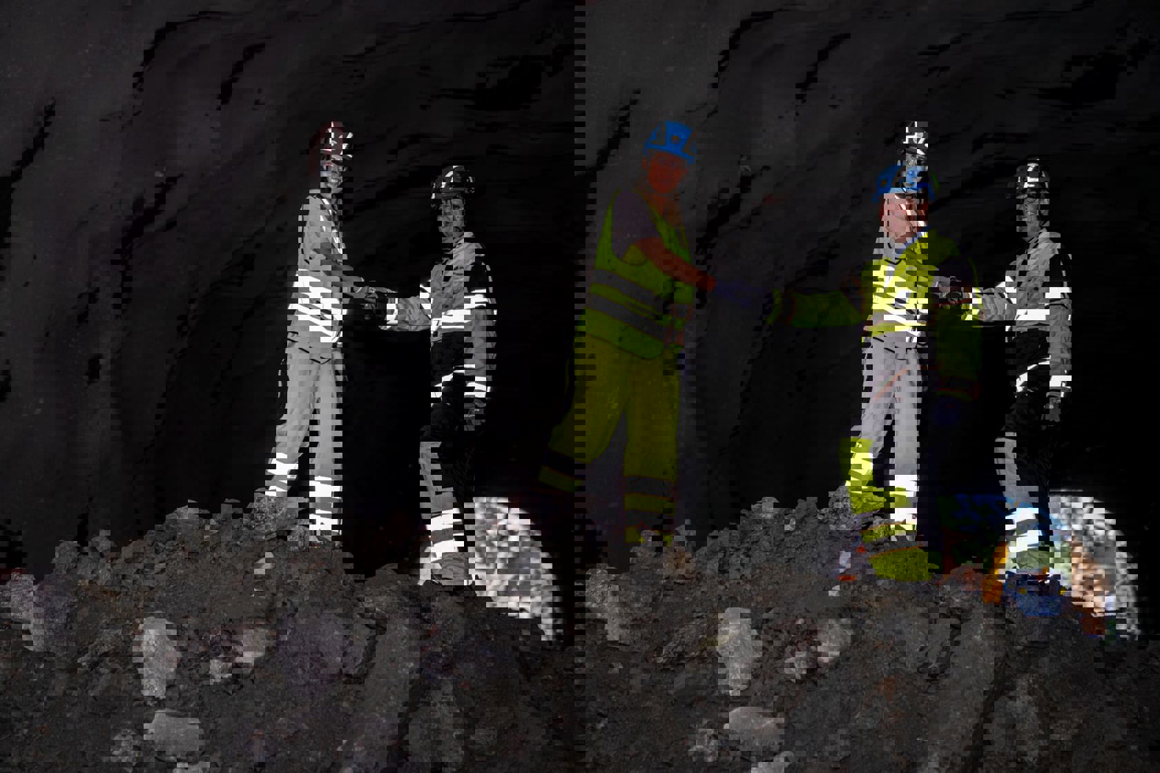 Byråd for miljø- og samferdsel Sirin Stav og Per Magne Mathisen, konserndirektør for infrastruktur og prosjekter i Sporveien, fikk æren av å utløse siste sprengsalve i Hellerudtunnelen på Østensjøbanen. Foto: Sporveien / Stian Olsson