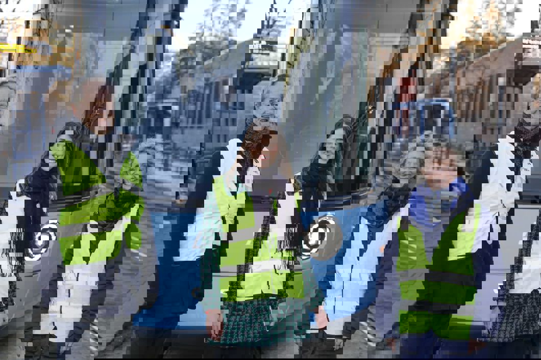 MERKEDAG: – ­Vi har nådd enda en milepæl for nye trikker, sier sporveissjef Cato Hellesjø, byråd Sirin Hellvin Stav og administrerende direktør, Birte Sjule. Trikkefører Erik Asbjørnsen klar til avgang. Foto: Trygve Indrelid NTB/kommunikasjon