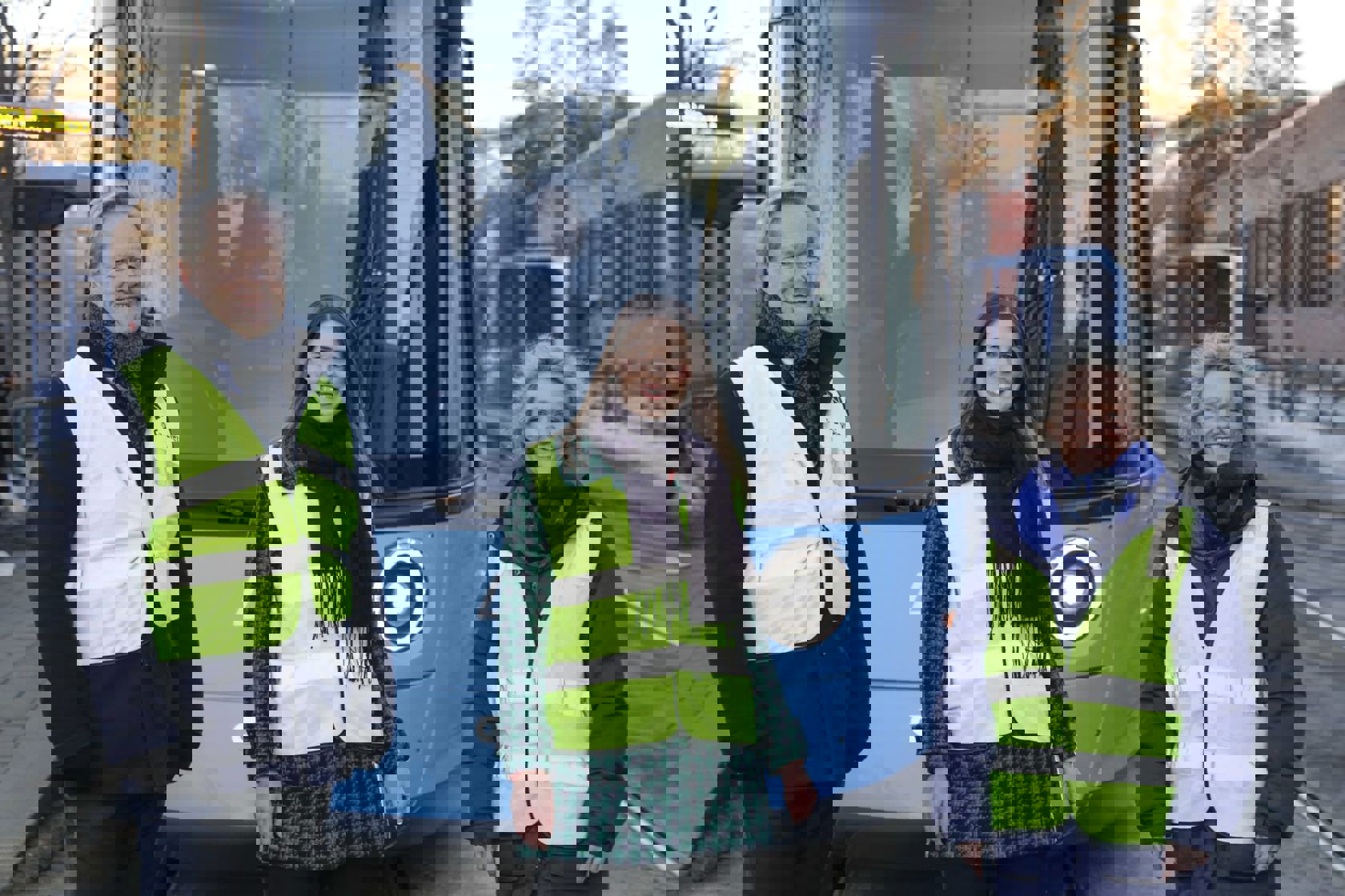 MERKEDAG: – ­Vi har nådd enda en milepæl for nye trikker, sier sporveissjef Cato Hellesjø, byråd Sirin Hellvin Stav og administrerende direktør, Birte Sjule. Trikkefører Erik Asbjørnsen klar til avgang. Foto: Trygve Indrelid NTB/kommunikasjon