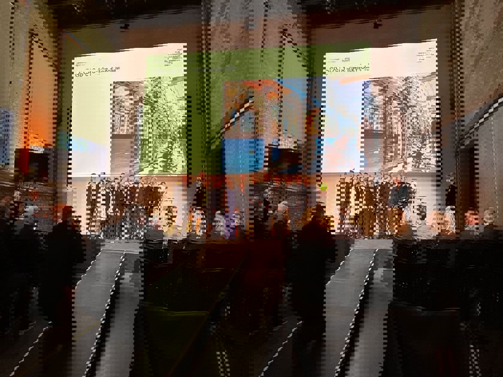 Her er Sporveien, Ruter, Designit og trikkeleverandøren CAF på scenen etter å ha mottatt prisen. Foto: Sporveien