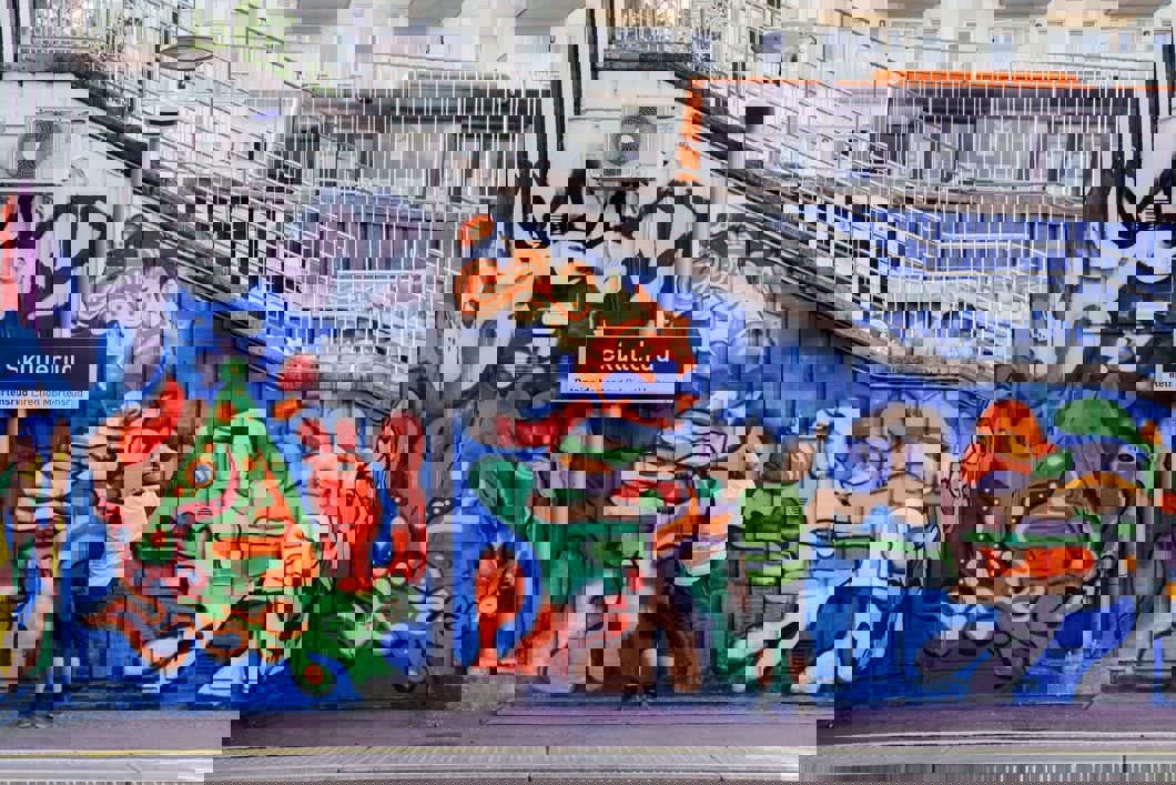 I ny drakt til åpning: Etter 3,5 måned med buss for bane kom passasjerene sist mandag tilbake til Skullerud T-banestasjon - og et helt nytt kunstverk. Her fra arbeidene. FOTO: Sporveien AS