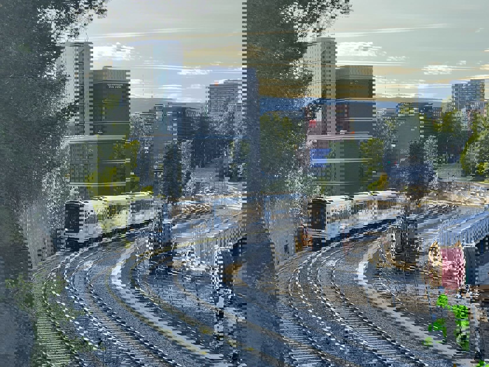 Tog på Lambertseterbanen igjen: I går kveld ble det gjennomført vellykket testing av den nye skinnegangen mellom Brynseng og Høyenhall. Dermed var alt klart for åpning av banen imorges.