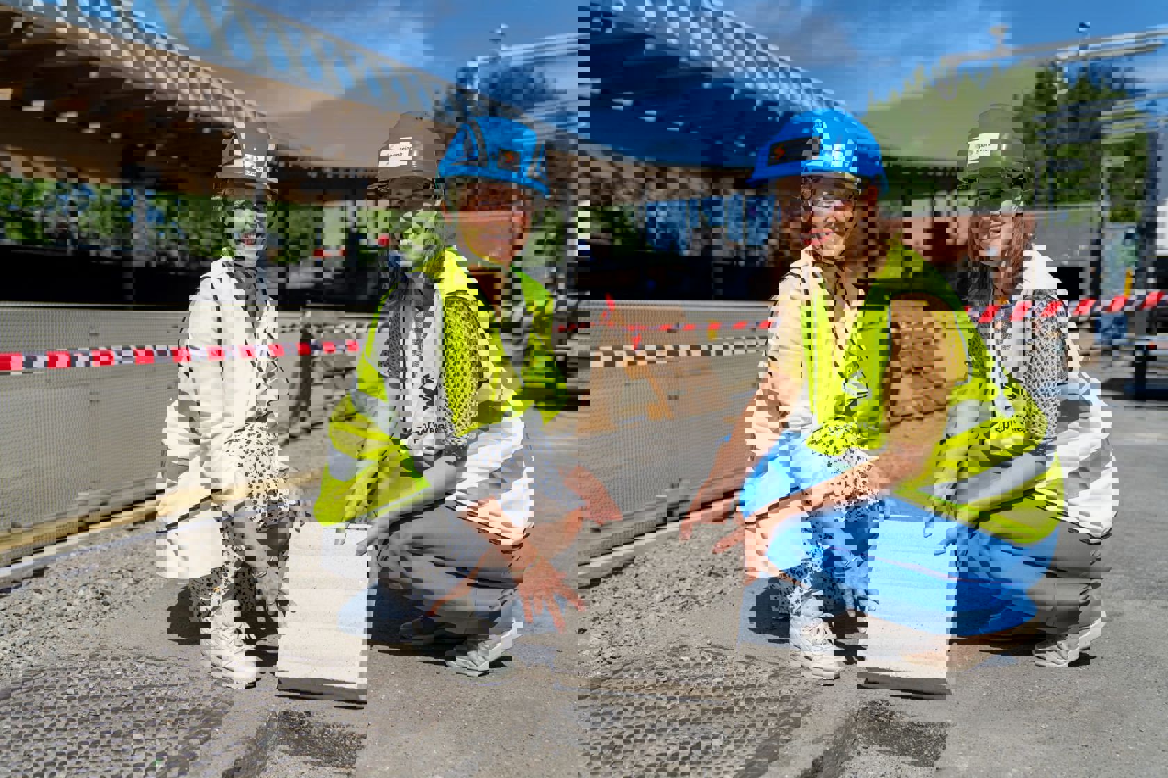 Konsernsjef i Sporveien, Birte Sjule og byråd for miljø og samferdsel, Sirin Stav, legger ned den aller første ledelinjesteinen som skal hjelpe blinde og svaksynte å lettere reise med T-banen fra Mortensrud T-banestasjon. Foto: Sporveien