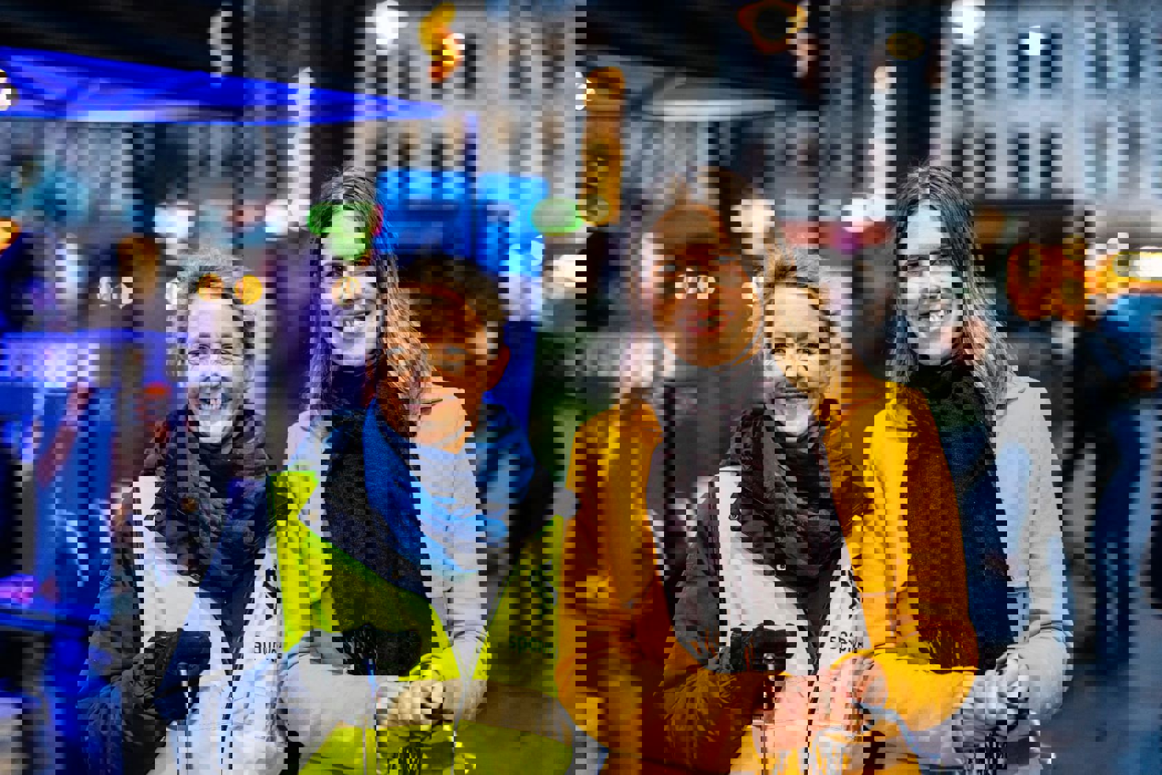 Trikkesjef Birte Sjule og byråd Sirin Stav skapte god stemning for de trikkereisende på Grünerløkka i Oslo onsdag morgen. Foto: Sporveien