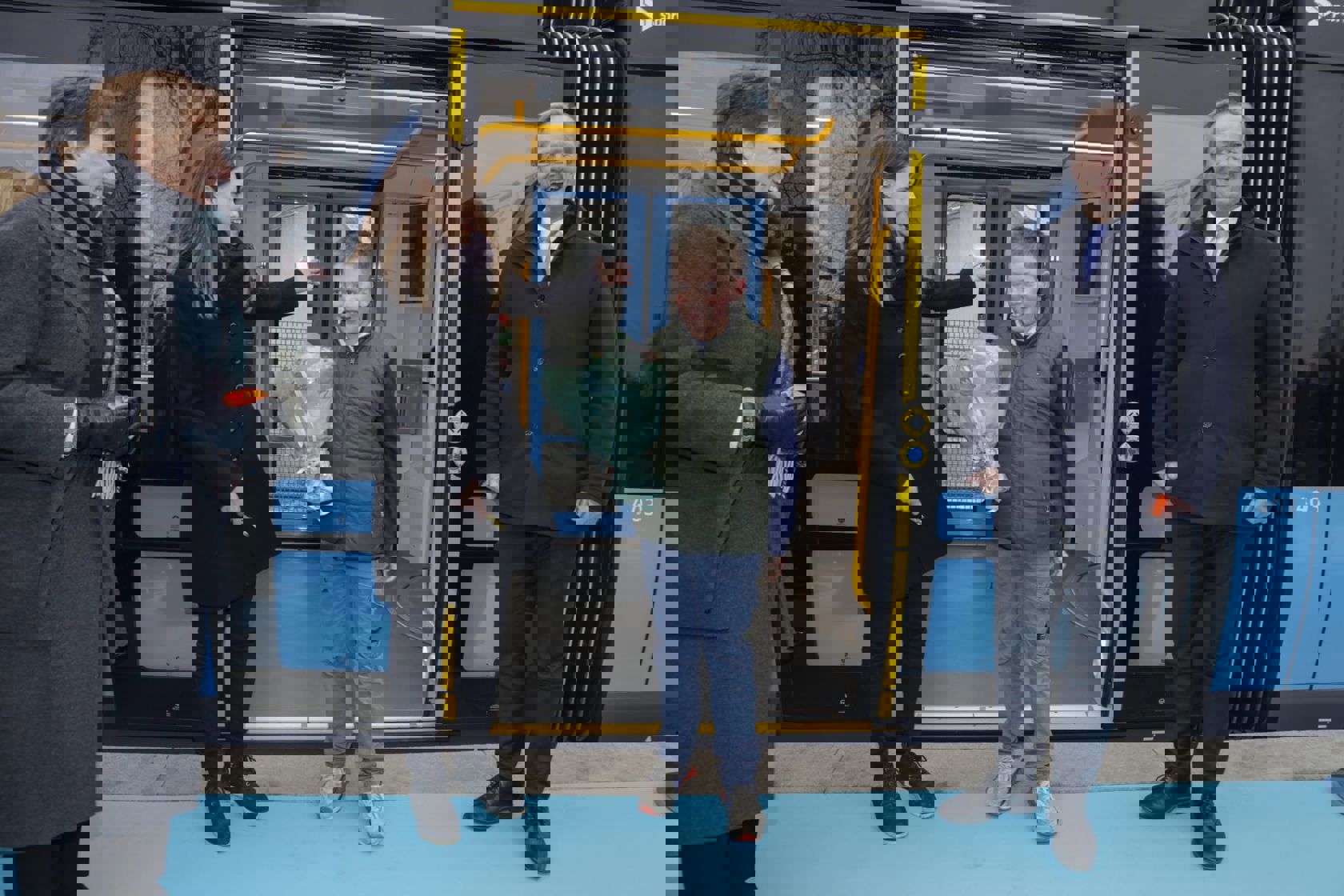 FØRSTEMANN: Ole Fredrik Klerck Sæthre var første person om bord da den første nye trikken ble klar for passasjerer. Fra venstre: Ordfører Marianne Borgen, byråd Sirin Stav og sporveissjef Cato Hellesjø. Foto: Trygve Indrelid NTB/kommunikasjon