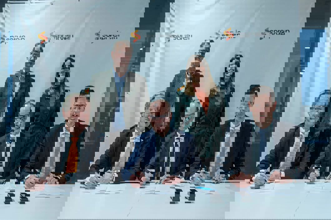 Foran f.v. Cato Hellesjø, sporveissjef, Lars Johan Andresen, CEO Siemens Mobility AS, Marc Ludwig, Head of RI MT i Siemens Mobility GmbH. Bak f.v. Per Magne Mathisen, konserndirektør for infrastruktur og eiendom i Sporveien og Sirin Stav, byråd iOslo