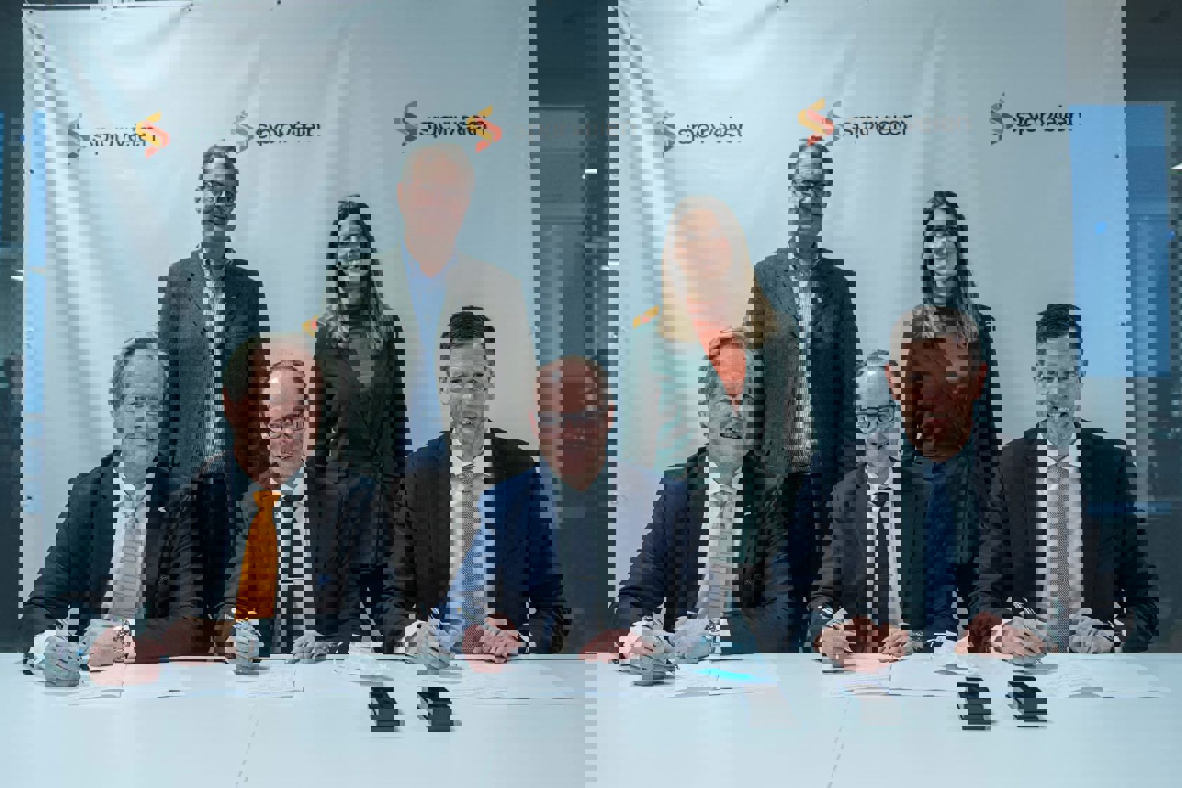 Foran f.v. Cato Hellesjø, sporveissjef, Lars Johan Andresen, CEO Siemens Mobility AS, Marc Ludwig, Head of RI MT i Siemens Mobility GmbH. Bak f.v. Per Magne Mathisen, konserndirektør for infrastruktur og eiendom i Sporveien og Sirin Stav, byråd iOslo