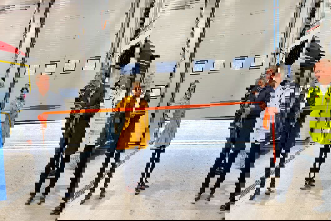 Åpning av ett av Nordens største elbussanlegg på Stubberud i Oslo. F.v. Konsernsjef i Sporveien, Cato Hellesjø, byråd for miljø og samferdsel, Sirin Stav, Bernt Reitan Jenssen, adm.dir. i Ruter og Øystein Svendsen, adm.dir. i Unibuss. Foto: Sporveien