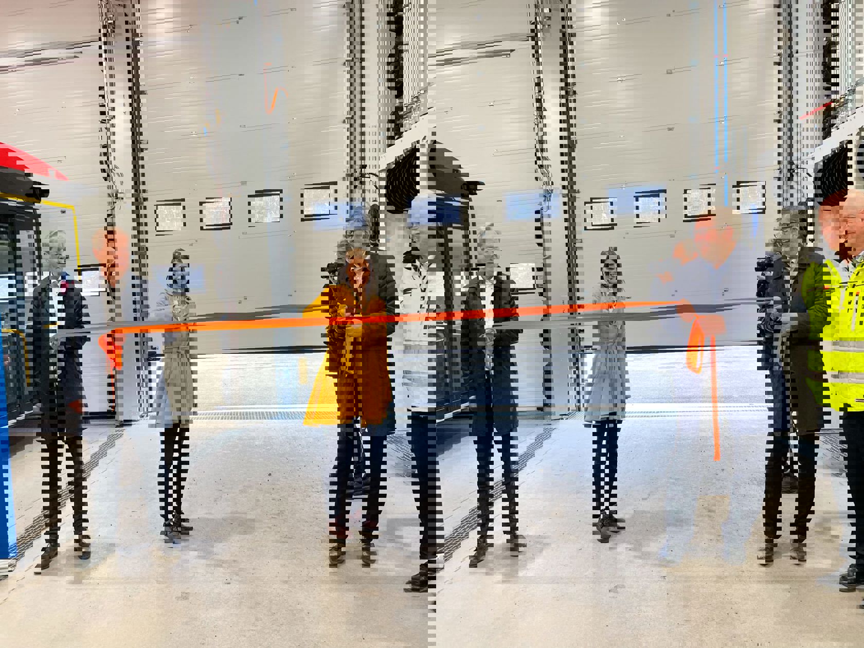 Åpning av ett av Nordens største elbussanlegg på Stubberud i Oslo. F.v. Konsernsjef i Sporveien, Cato Hellesjø, byråd for miljø og samferdsel, Sirin Stav, Bernt Reitan Jenssen, adm.dir. i Ruter og Øystein Svendsen, adm.dir. i Unibuss. Foto: Sporveien