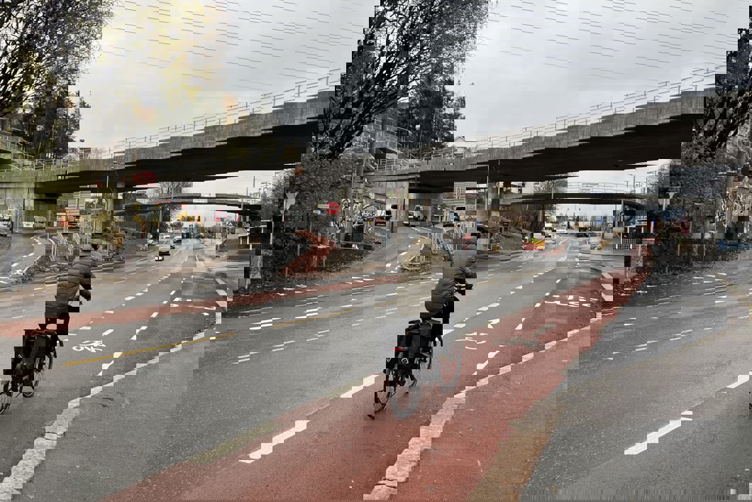 Flaskehals: Etter flere års anleggsarbeid er sykkelveien i Østensjøveien endelig slik den skal være - i utmerket stand med ny, rød asfalt. Foto: Sporveien