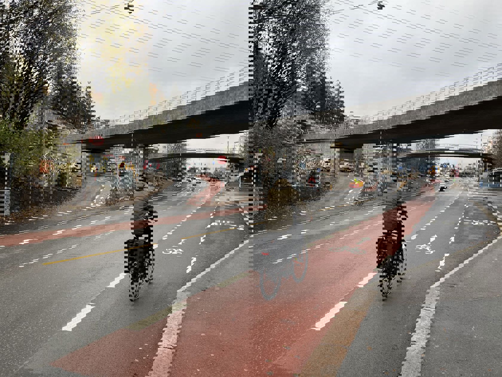 Flaskehals: Etter flere års anleggsarbeid er sykkelveien i Østensjøveien endelig slik den skal være - i utmerket stand med ny, rød asfalt. Foto: Sporveien