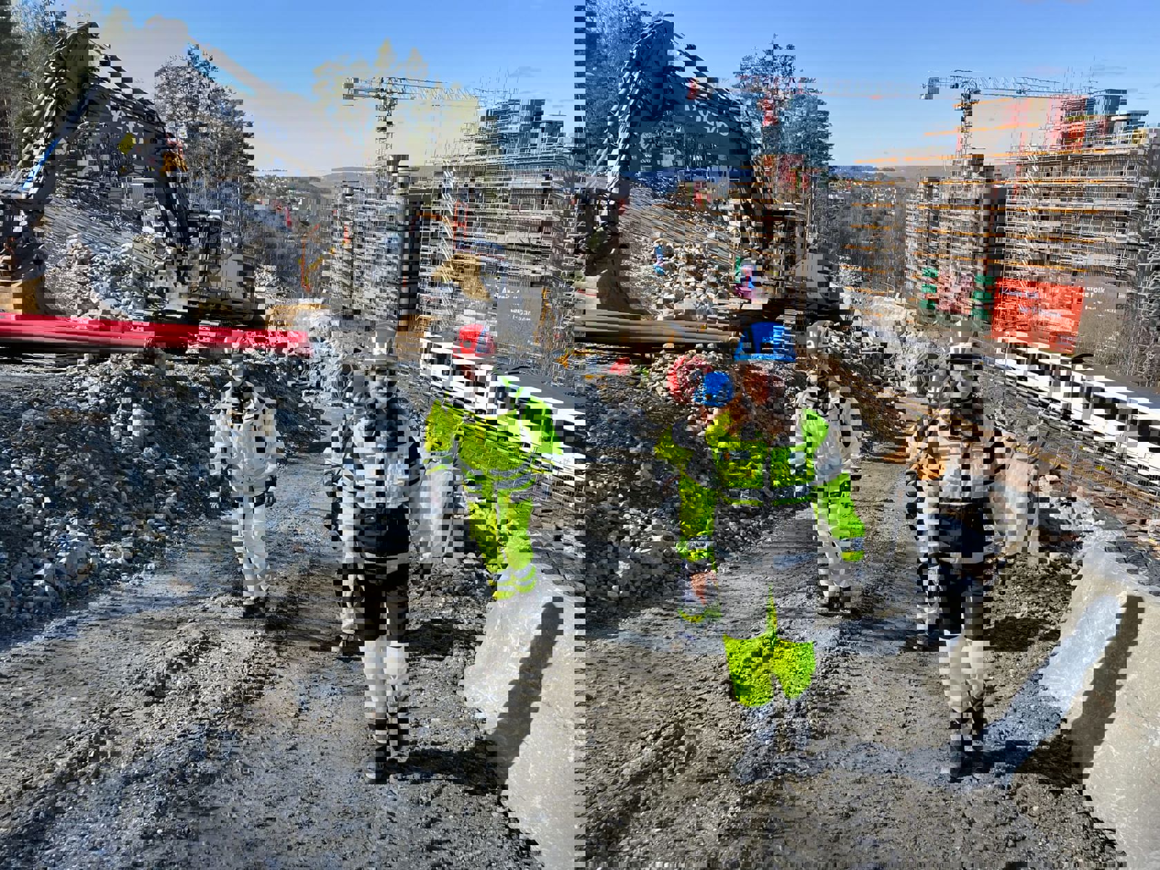 Sporveien må sprenge bort betydelige masser for å bygge traseen fra nye Hellerudtunnelen opp til Hellerud T-banestasjon. Da kan ikke T-banen kjøre rett ved siden av, forteller utbyggingssjef Hanna Rachel Broch (t.h) i Sporveien.