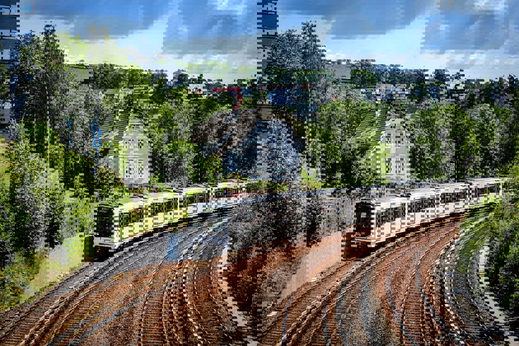 HAR BÅRET SKINNER I 100 ÅR: De gamle T-banesporene på Østensjøbanen er allerede fjernet langs Østensjøveien, og 9. oktober løftes Bryn bru bort for å erstattes av en ny og moderne T-banebru tilpasset ny trasé gjennom Hellerudtunnelen. Foto: Sporveien