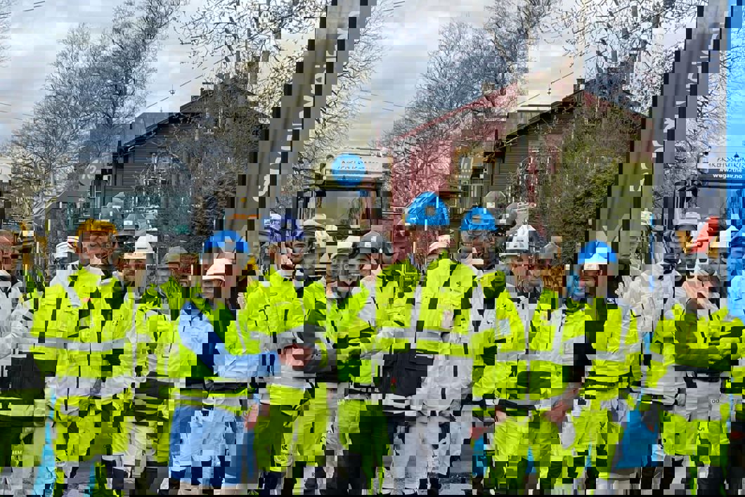 Byråd for miljø og samferdsel Sirin Stav og konserndirektør for infrastruktur og prosjekter i Sporveien Per Magne Mathisen, sammen med representanter fra Holdeplassprosjektet i Sporveien og entreprenøren NRC Norge.