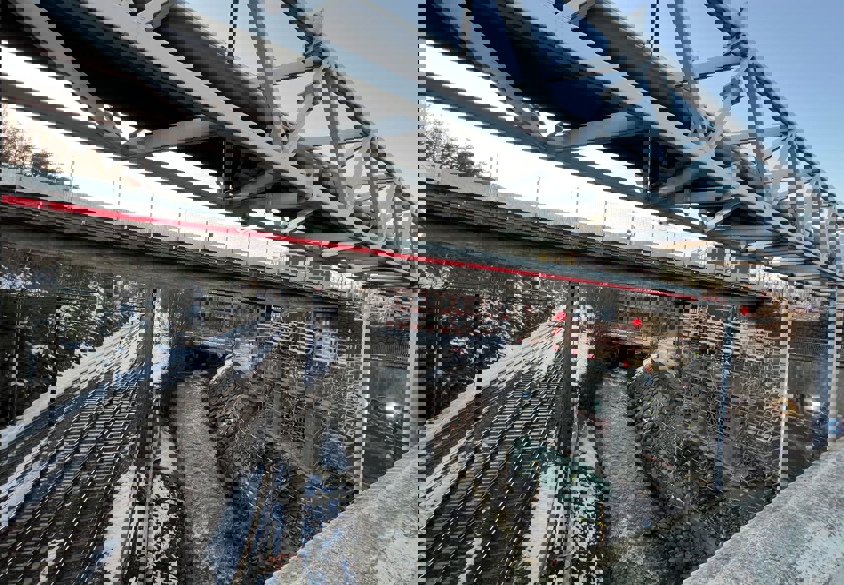 Over elva og jernbanen: Nye Bryn bru må heises inn over fjernvarmebrua nærmest Østensjøveien og inn på nybygde søyler og landkar. Arbeidene starter natt til mandag 6. februar, når Østensjøveien stenges. FOTO: Sporveien AS