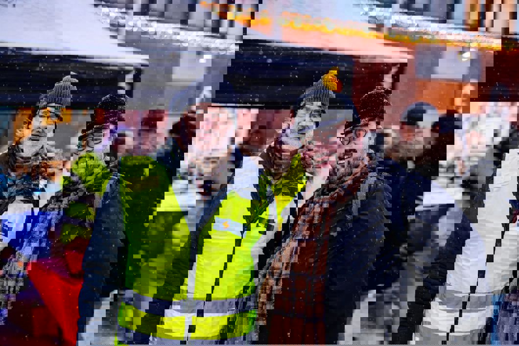 Sporveien takket naboer, næringsdrivende og andre berørte parter for tålmodigheten i byggeperioden, fra venstre konserndirektør for infrastruktur og prosjekter i Sporveien, Thor Georg Sælid, og fungerende leder Jørgen Foss i Sagene bydelsutvalg.