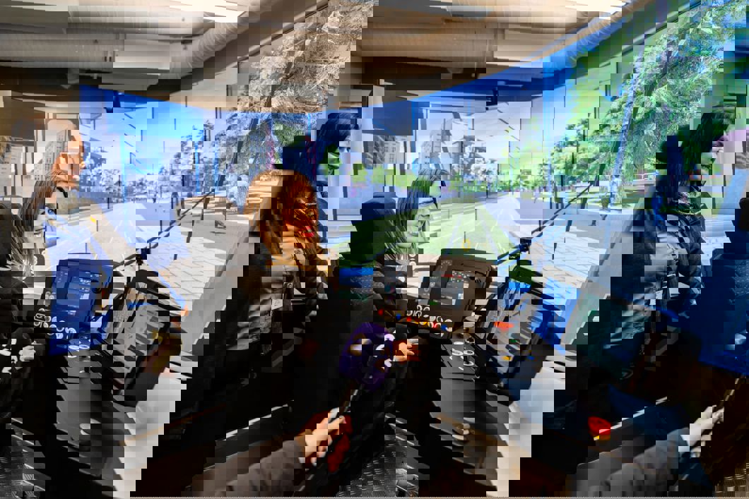 TRIKKEFØRER FOR EN DAG: Tirsdag testet Sirin Stav Sporveiens nye trikkesimulator. – Den nye trikkesimulatoren er en god investering, sier hun. Stav ble veiledet av førsteinstruktør Firizat Jusufi. Foto: Stian Olsson/Sporveien