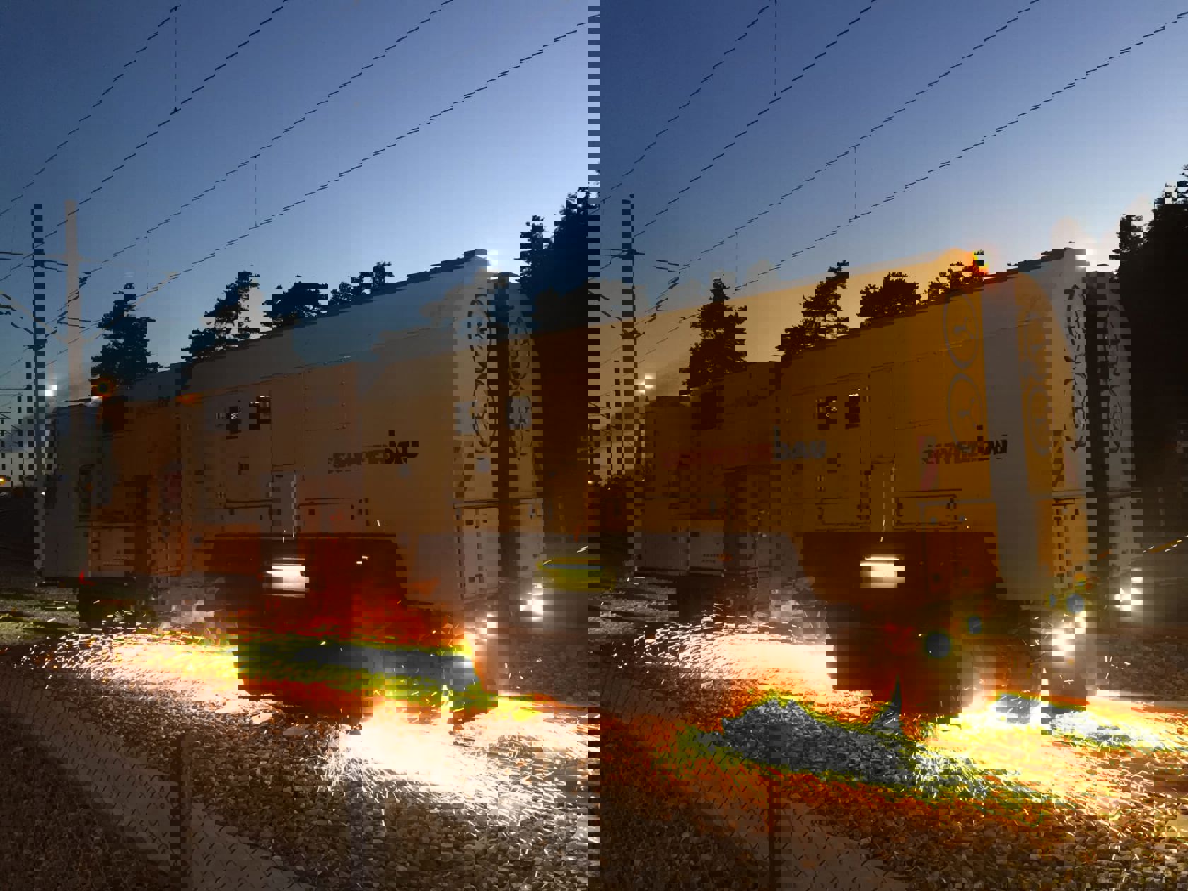 Sliping av trikkeskinnene er nødvendig vedlikehold som må gjøres når trikken er ute av drift om natten. Foto: Sporveien AS