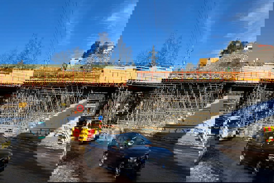 NY BRU: Sporveien støper natt til fredag ny T-banebru over Østensjøveien, og må derfor stenge Østensjøveien for biler, fotgjengere og syklister, Foto: Sporveien