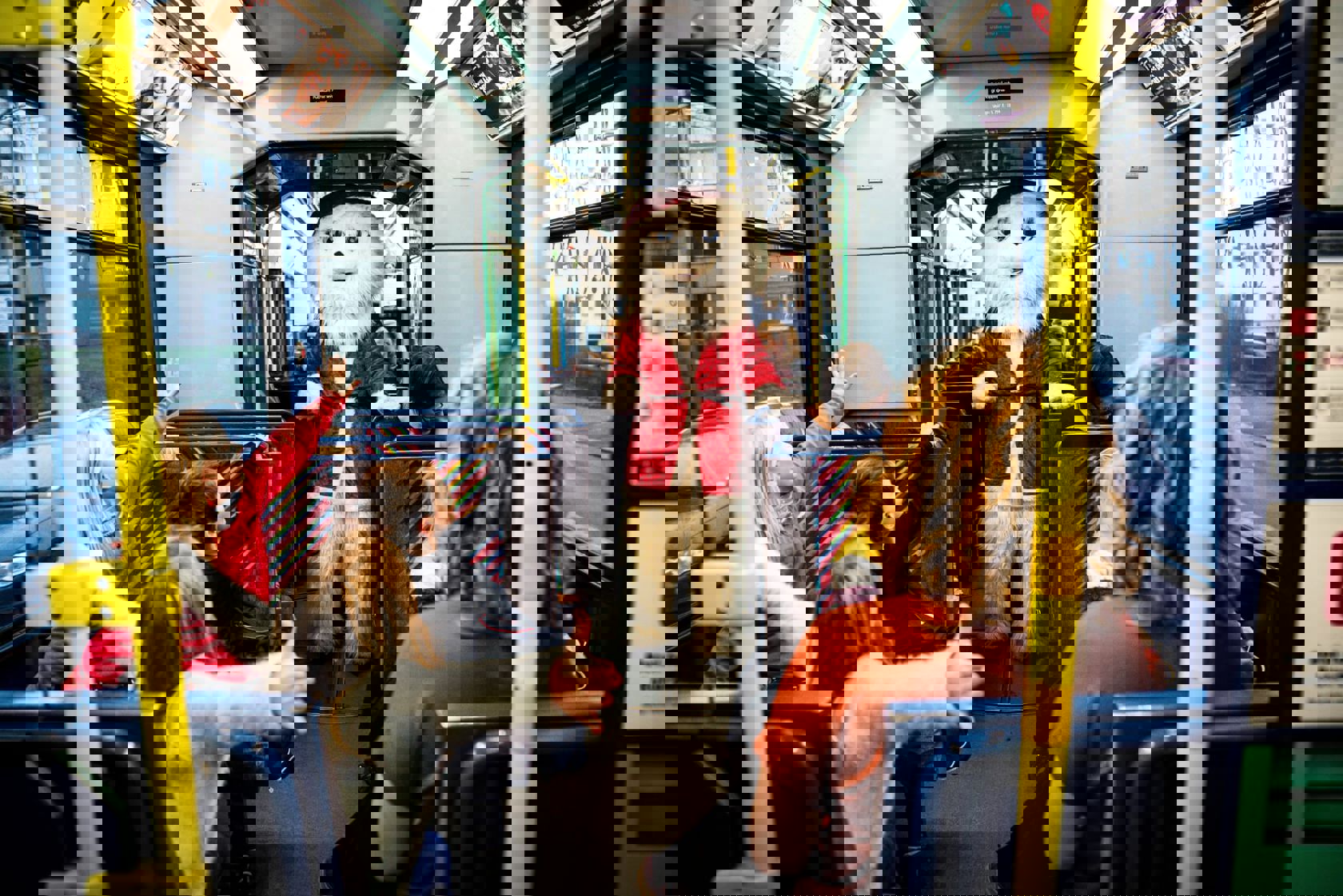 Sporveiens egen maskot, Panto, er alle barns favoritt - også her, ombord på Juletrikken. Foto: Sporveien/Simen Prestaasen