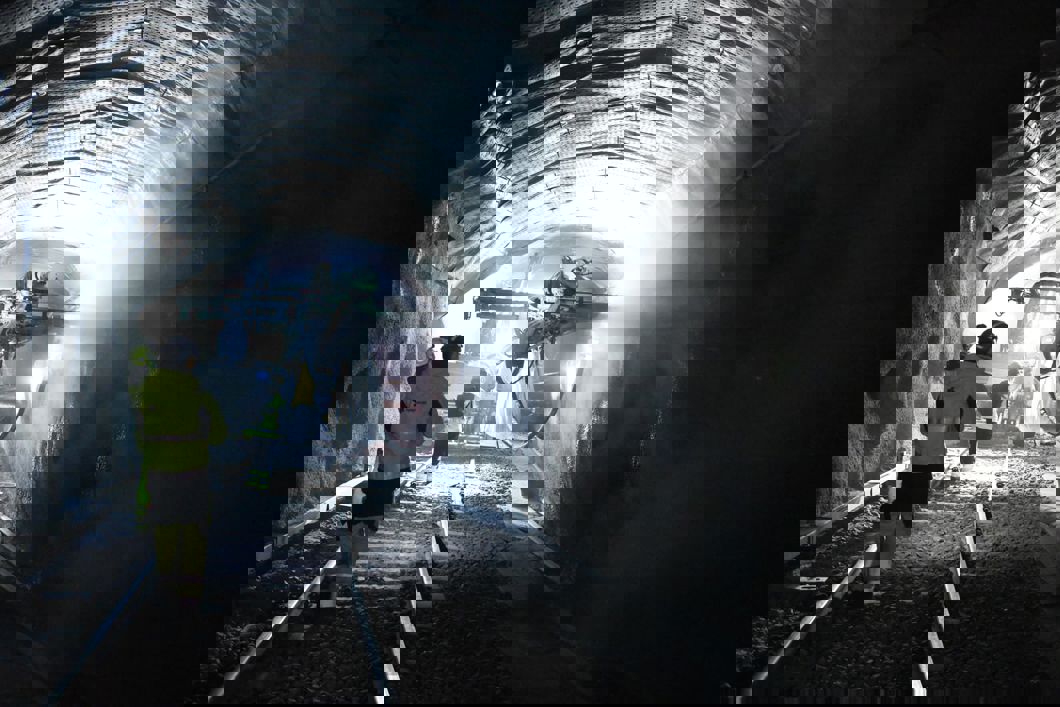 Mer enn 200 sikringsbolter er satt for å sikre fjellet i veggene og taket i T-banetunnelen under Oslo sentrum. Foto: ﻿Jan Rustad/Sporveienn.