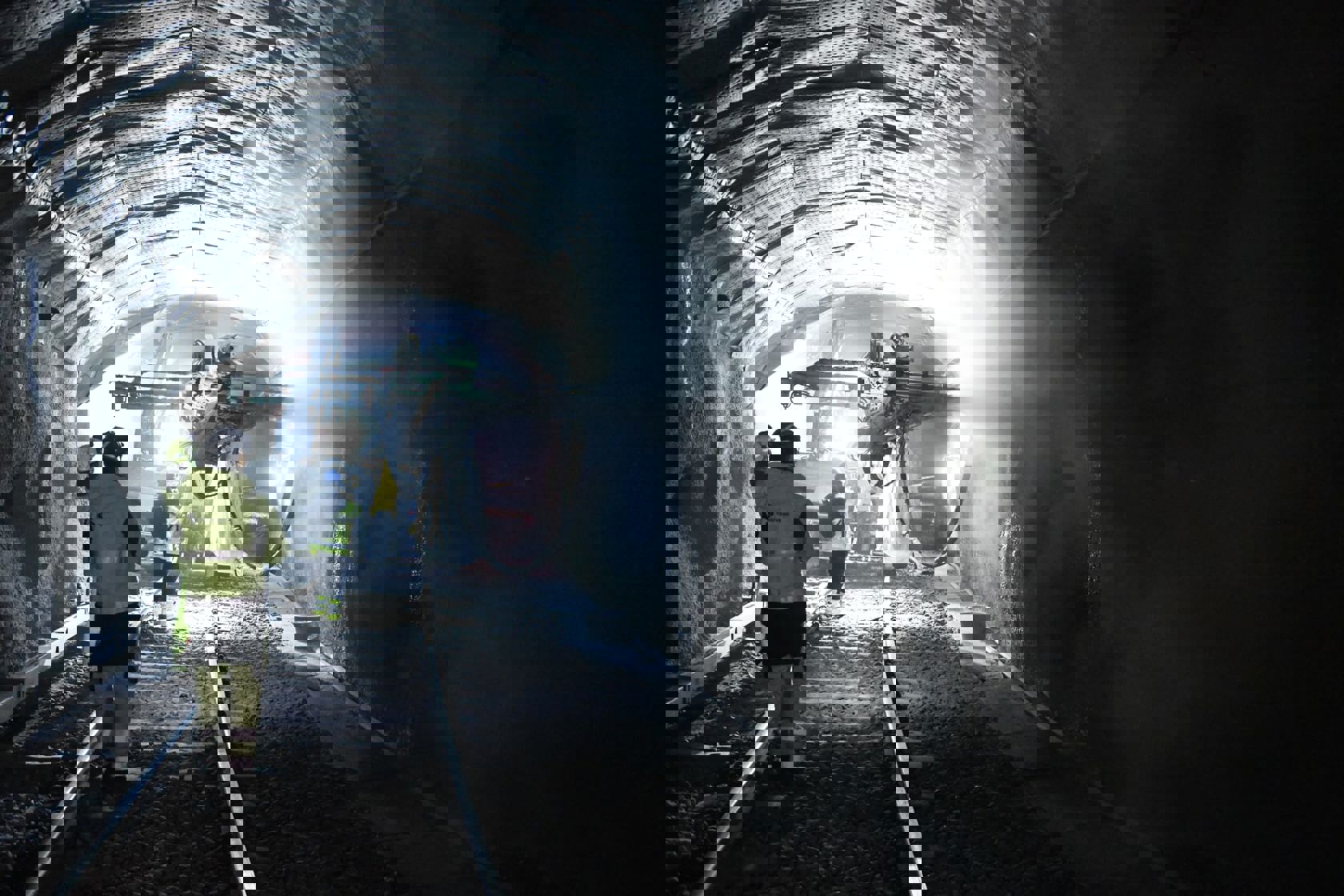 Mer enn 200 sikringsbolter er satt for å sikre fjellet i veggene og taket i T-banetunnelen under Oslo sentrum. Foto: ﻿Jan Rustad/Sporveienn.