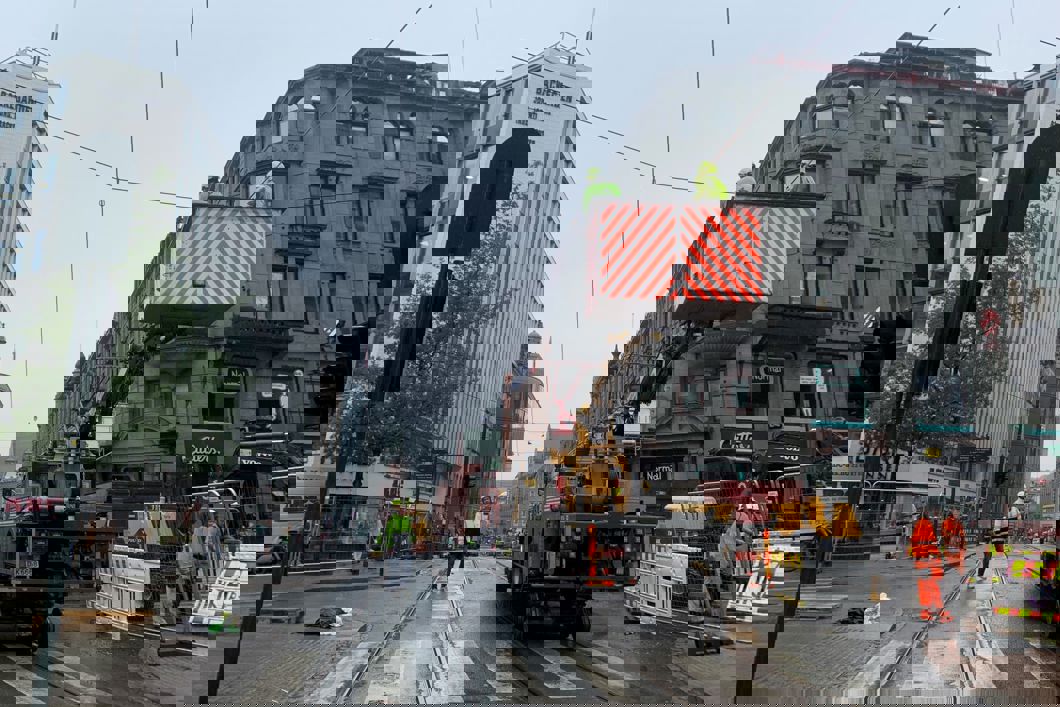 Lift monterer kjøreledningen etter brann i Grensen.