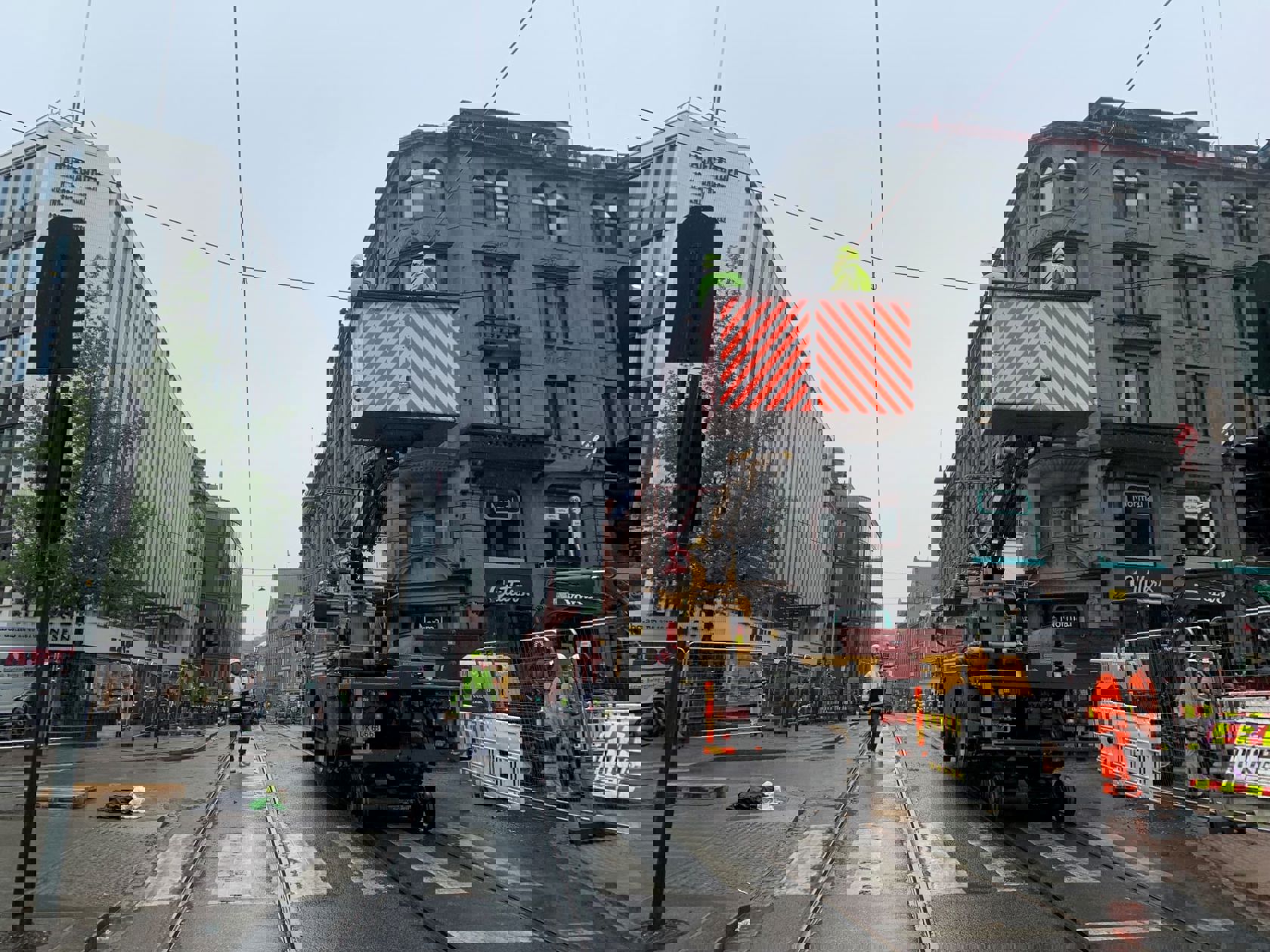 Lift monterer kjøreledningen etter brann i Grensen.