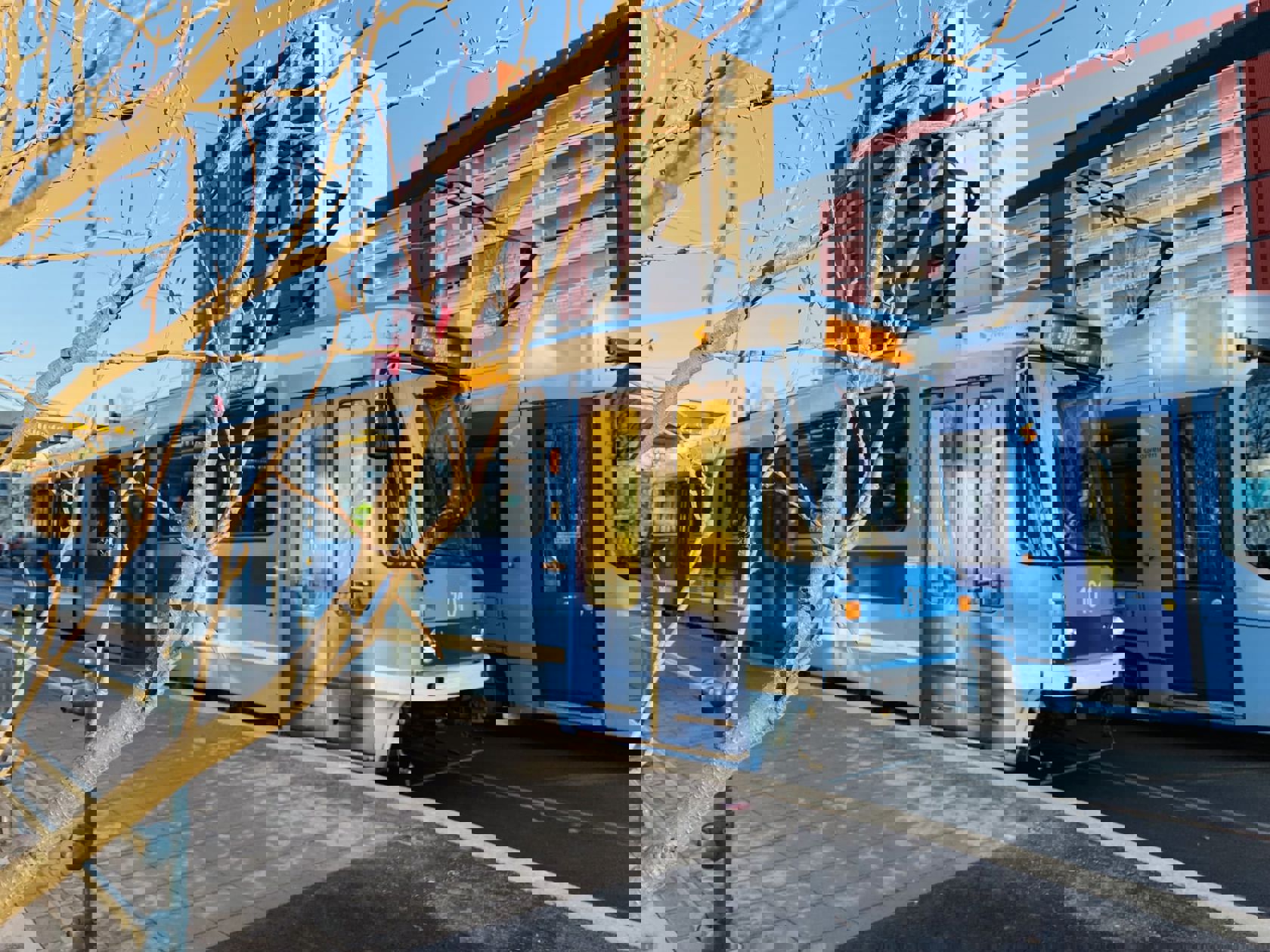 Første dag på nye spor for trikkene utenfor Sandaker senter (foto: Sporveien).