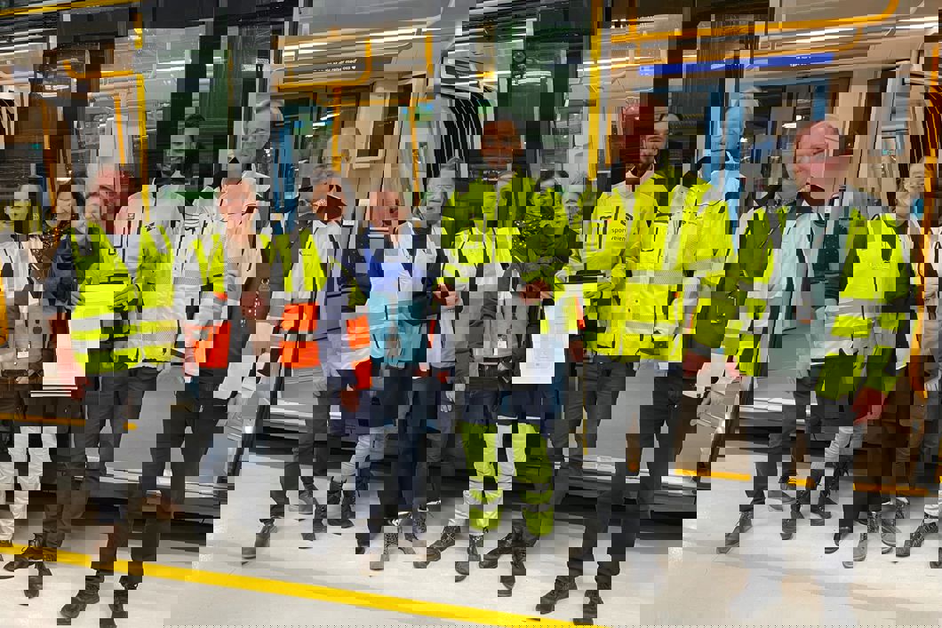 Prisvinneren (i midten) omgitt av representanter fra Fagforbundet, Sporveiens største fagforening OSA, og ledelsen i Sporveien ved blant annet trikkesjef Birte Sjule og Sporveissjef Cato Hellesjø. Foto: Sporveien