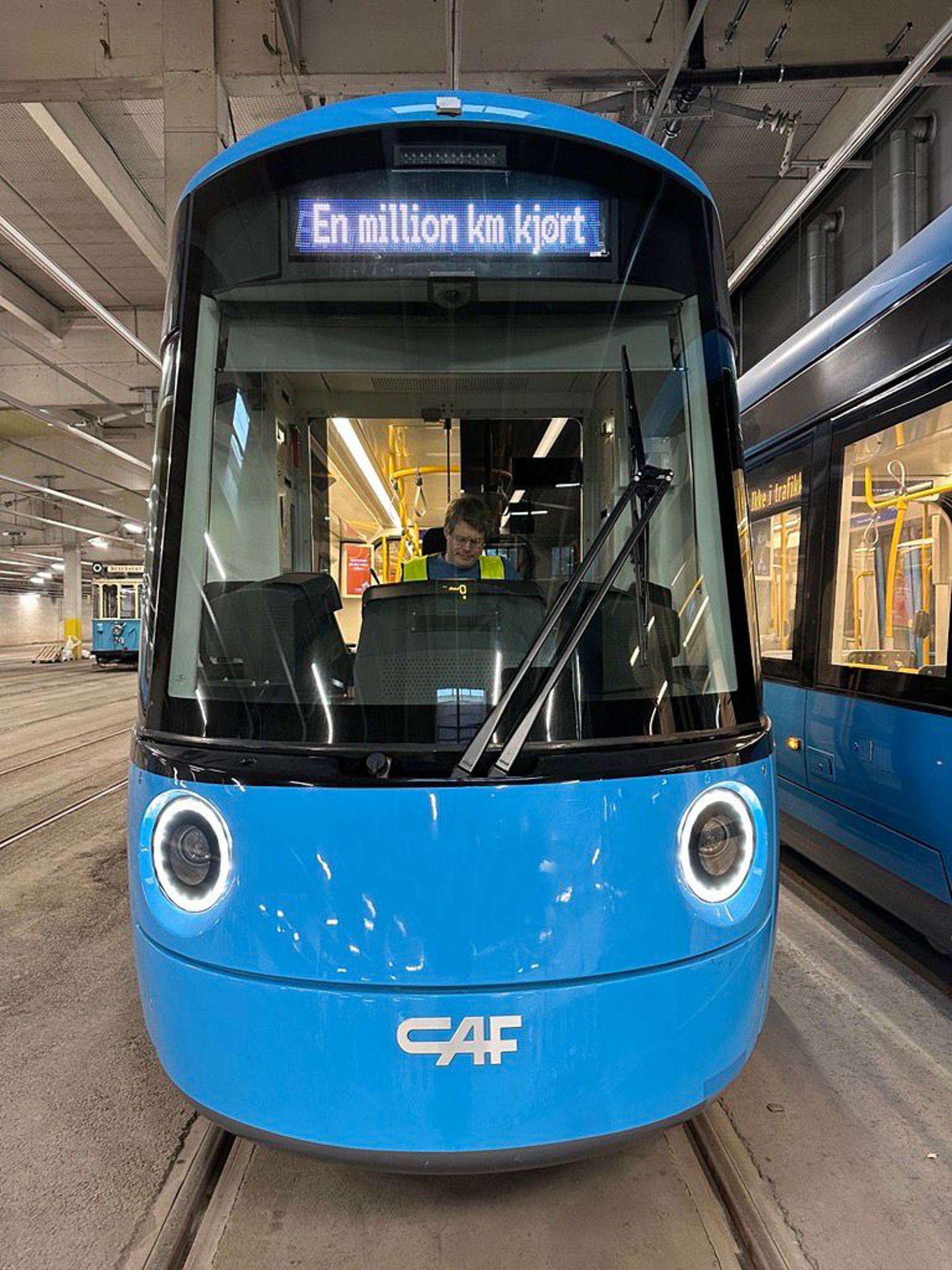 Her ser dere den nye trikken og noen av de gamle trikkene kan skimtes i bakgrunnen. Foto: Sporveien