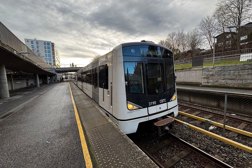 CBTC: Alle tog som er bygget om for å kunne kjøre på nytt signalsystem har merket fronten med bokstavene CBTC - Communication-Based Train Control. Foto: Sporveien AS/Gina Scholz