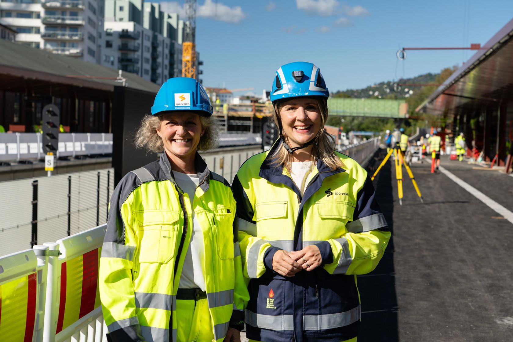 Alt i rute: Samferdselsbyråd Marit Vea (t.h.) besøkte Majorstuen stasjon og konsernsjef Birte Sjule i Sporveien onsdag, og fikk med seg siste innspurt før åpning. Foto: Sporveien AS/Christian Loennechen