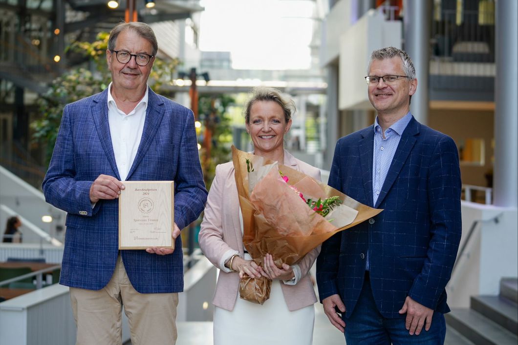 F.v. Per Magne Mathisen, administrerende direktør Sporveien T-banen, Birte Sjule, konsernsjef i Sporveien, Pål Silseth,  prosjektleder for Norsk Bærekraftbarometer og høyskolelektor ved Handelshøyskolen BI. Foto: Sporveien