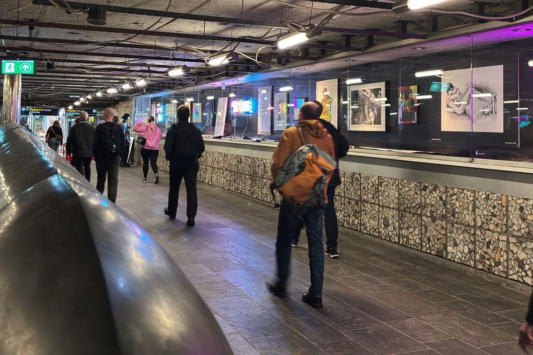 Sporveien og Pride Art inviterer til kunstutstilling hele juni. Bildet viser montering av kunstverkene i Sporveispassasjen.