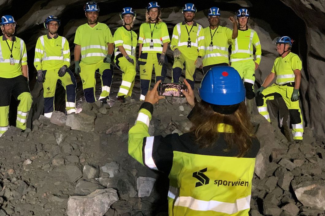 Sporveisansatte foreviget under gjennomslagsfesten i Hellerudtunellen.