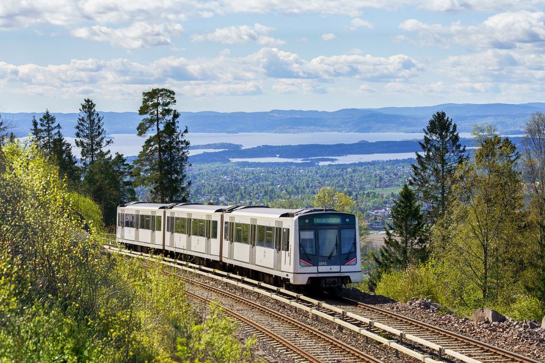 T-banens linje 1 med utsikt over Oslofjorden. I sommer skal viktig infrastruktur på Holmenkollbanen oppgraderes (Foto: Sporveien). 