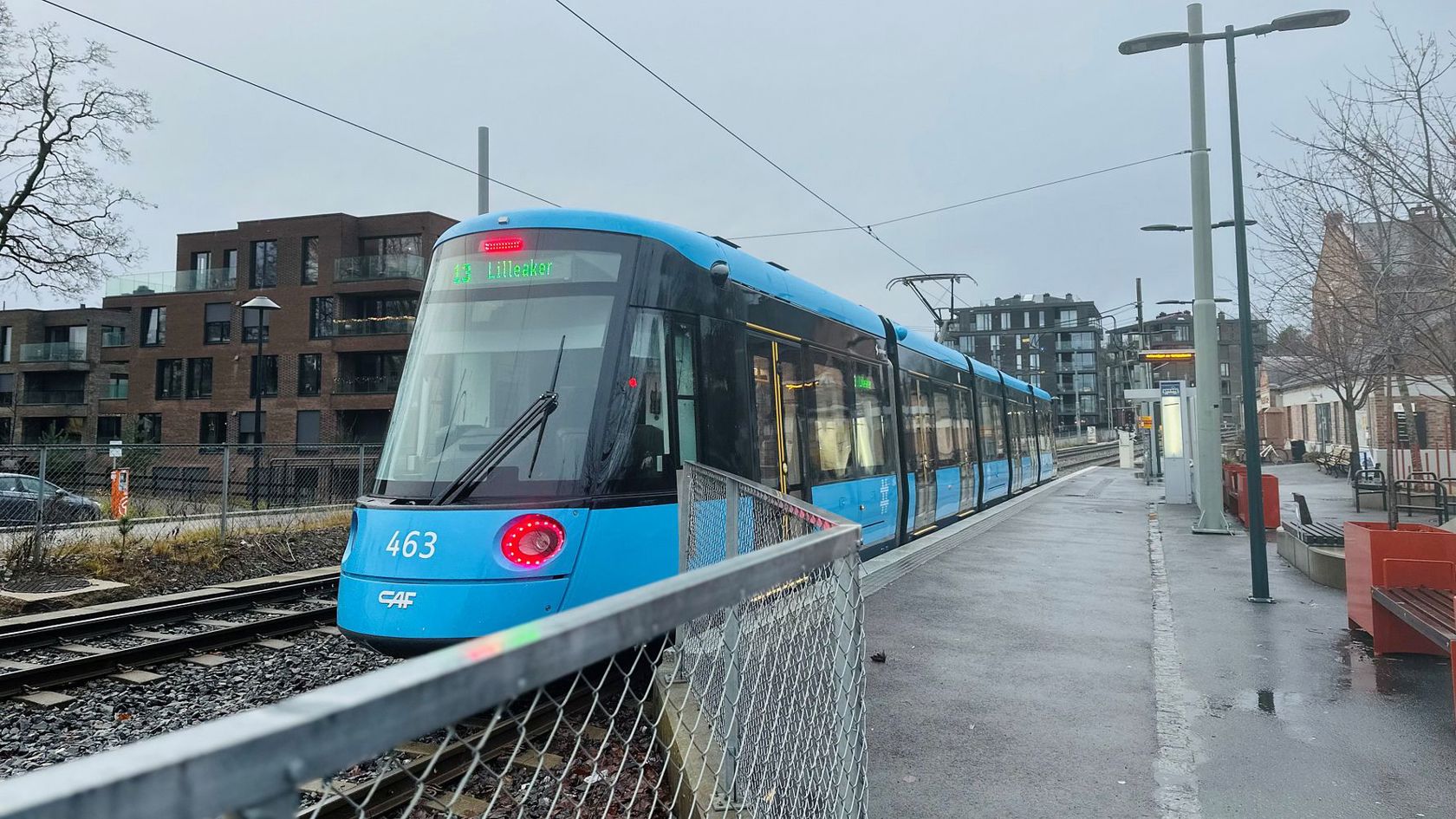 Trikk 463 ankommer Lilleaker. I 2026 moderniserer vi kontaktledningsanlegget mellom Thune og Lilleakerveien.