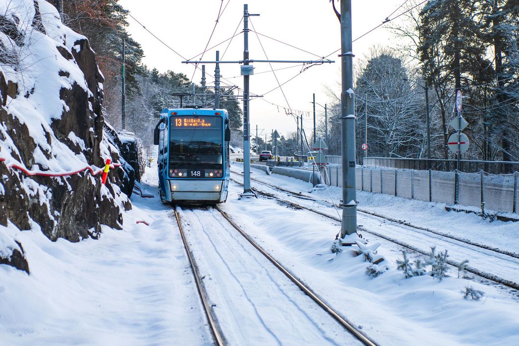 Foto av trikk på i vinterlandskap på Ekebergbanen. Foto: Sporveien