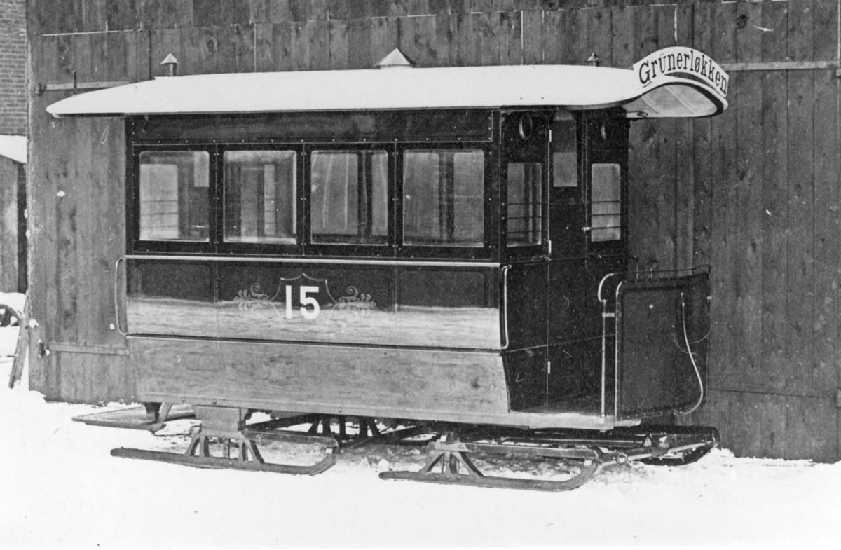 Da hestesporvognen kom i drift i 1875 var de ansvarlige usikre på hvordan det ville gå vinterstid. Derfor ble det anskaffet til sammen 17 av disse "Slædevognene". Organisert snørydding fikk man ikke i Kristiania før i 1885. Milde vintre gjorde at det aldri ble utstrakt bruk for dem, før Sporveien i 1880 valgte å salte sporene