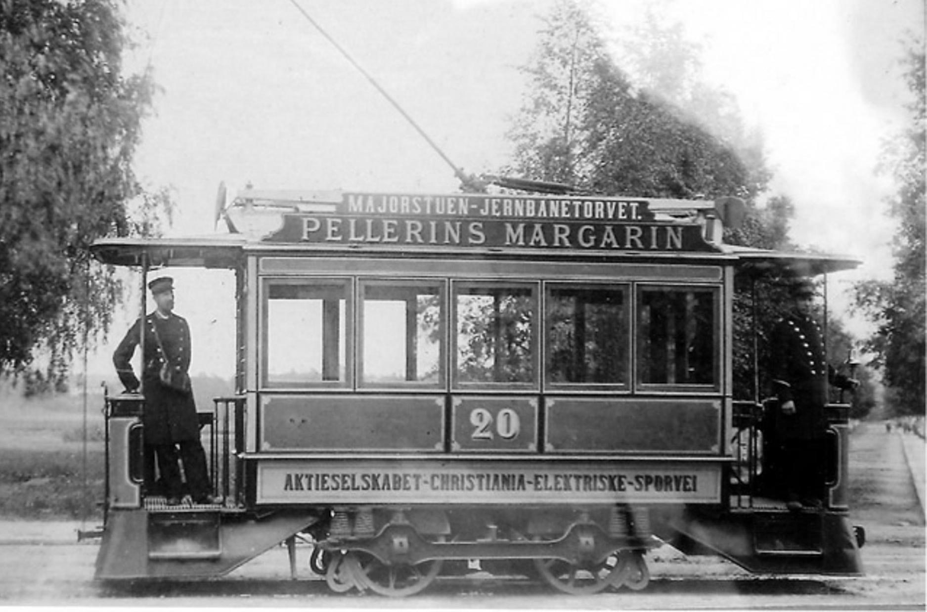 Her er en av de første elektriske sporvognene, bygget av Herbrand og AEG, fotografert midt på 1890-tallet på hjørnet av Bogstadveien og Kirkeveien.