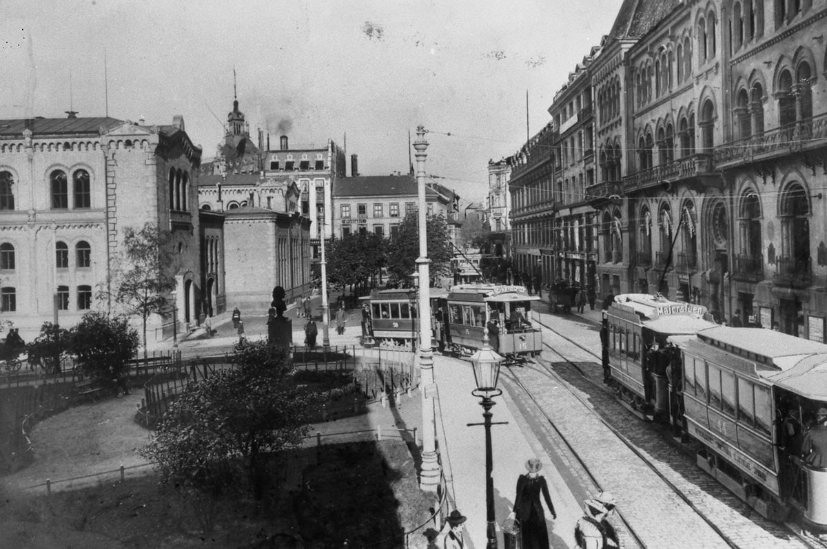 Sporvogner møtes øverst på Wessels plass, ved Athenæum. Stedet tar navnet fra leseforeningen som holdt til i bygningen til høyre.