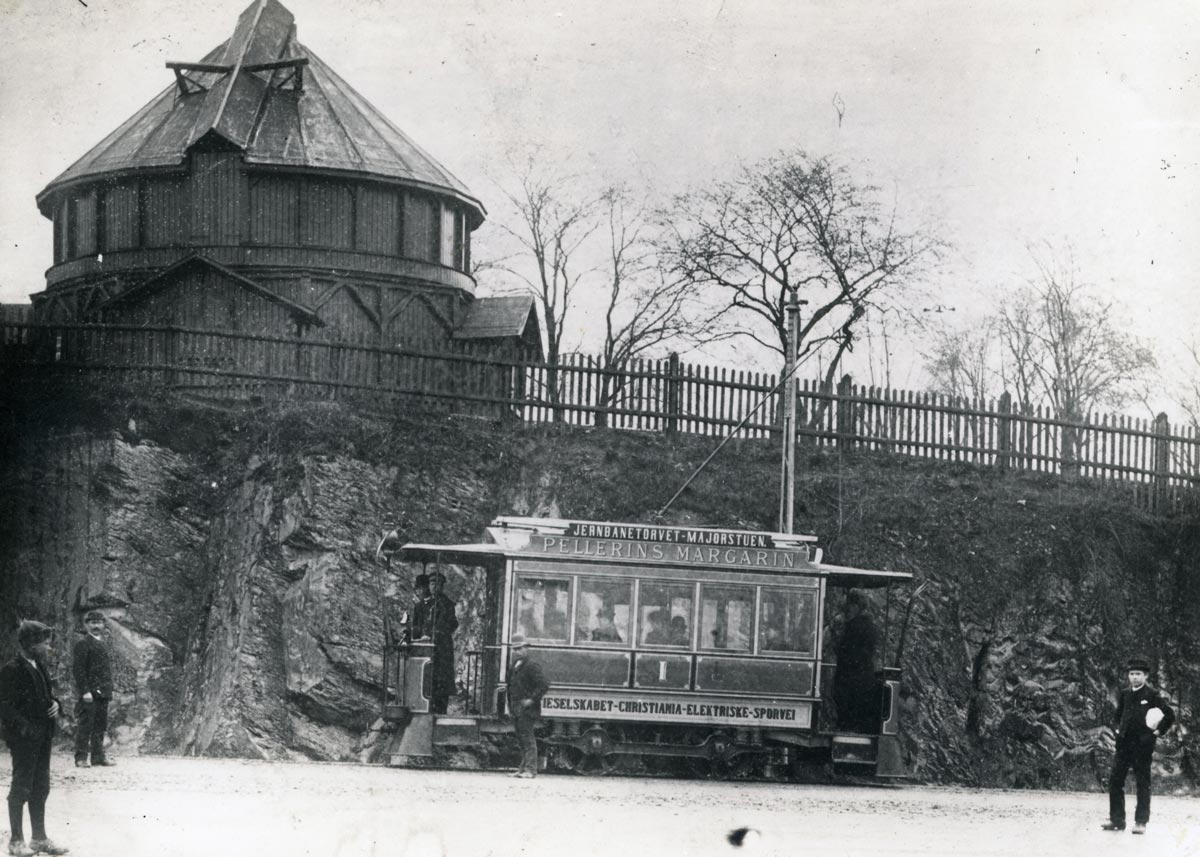 Og dette er den aller første vognen levert av Stephenson. Bildet er tatt i bakken nedenfor det daværende observatoriet i Kristiania.