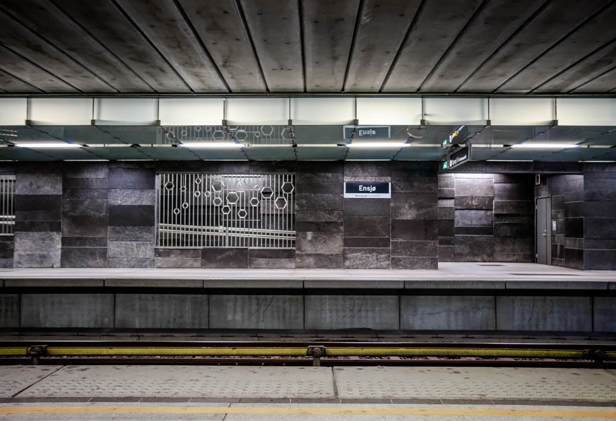 Ensjø T-banestasjon er prisbelønnet for sitt design etter oppgraderingen. Stasjonsutsmykningen «Propolis» står kunstner Johannes Vemren Rygh bak.