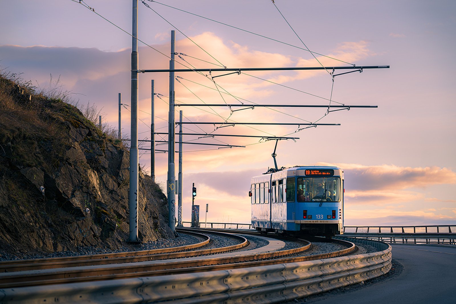 SL79 inn i solnedgangen på Ekebergbanen. 